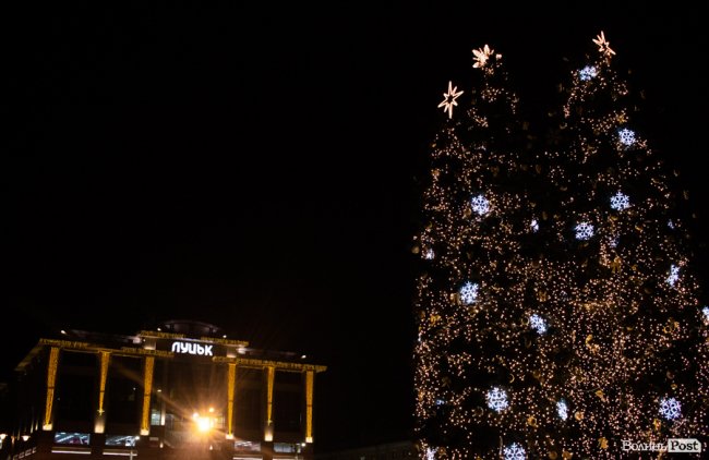 Святкові вогні вечірнього Луцька. ФОТО