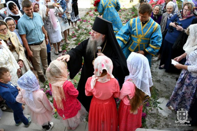 У селі на Волині очільника єпархії УПЦ (МП) Нафанаїла зустріли килимом з квітів і короваєм. ФОТО