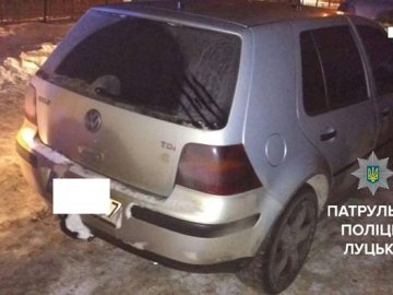 У Луцьку затримали зловмисників, які пробили колеса автівки