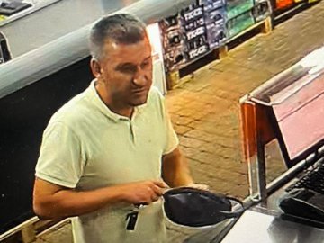 У Луцьку встановлюють особу чоловіка, який може бути причетним до криміналу. ФОТО