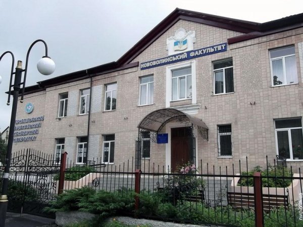 У місті на Волині на установах забули вивісити державні прапори? ФОТО