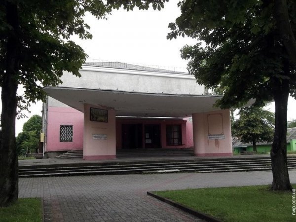 У місті на Волині на установах забули вивісити державні прапори? ФОТО