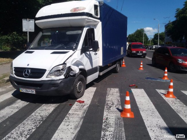 У Луцьку – аварія за участю фургона й легковика