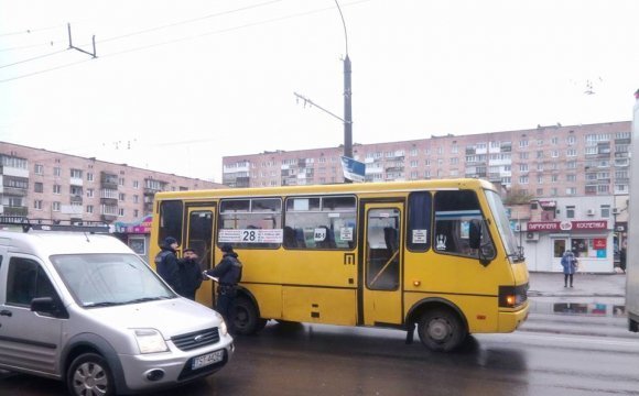 У Луцьку Мercedes зіткнувся з маршруткою