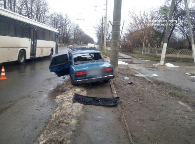 У Луцьку п'янючий водій ВАЗу в'їхав у стовп. ФОТО