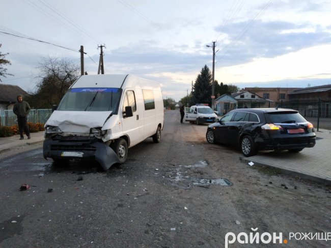 На Волині п'яний водій на бусі скоїв аварію. ФОТО. ВІДЕО