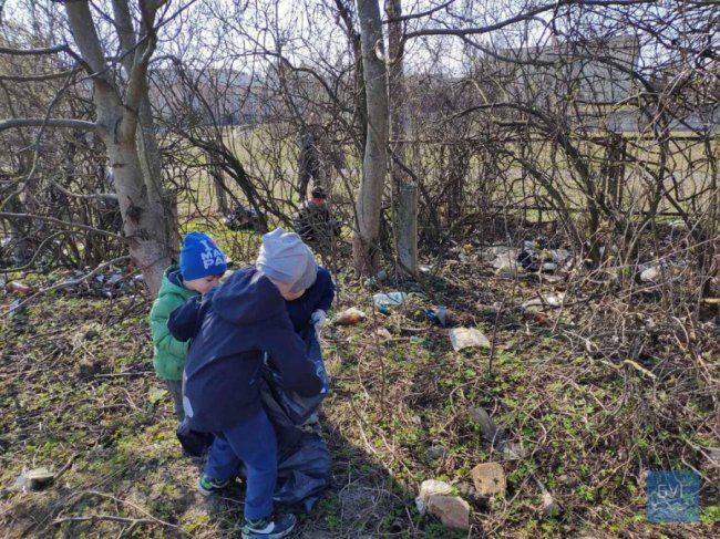 Купи сміття та шприців: в містечку на Волині прибрали територію біля школи. ФОТО