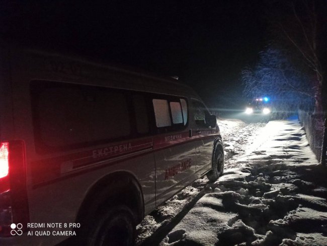 На Волині «швидка» застрягла у сніговому заметі