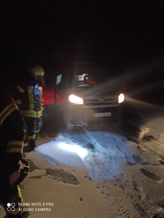 На Волині «швидка» застрягла у сніговому заметі
