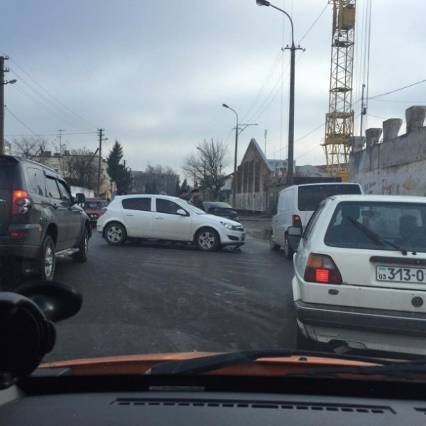 У Луцьку поблизу «Променя» «поцілувалися» дві автівки. ФОТО