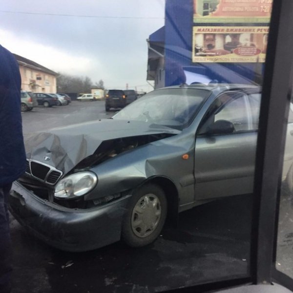 У Луцьку поблизу «Променя» «поцілувалися» дві автівки. ФОТО