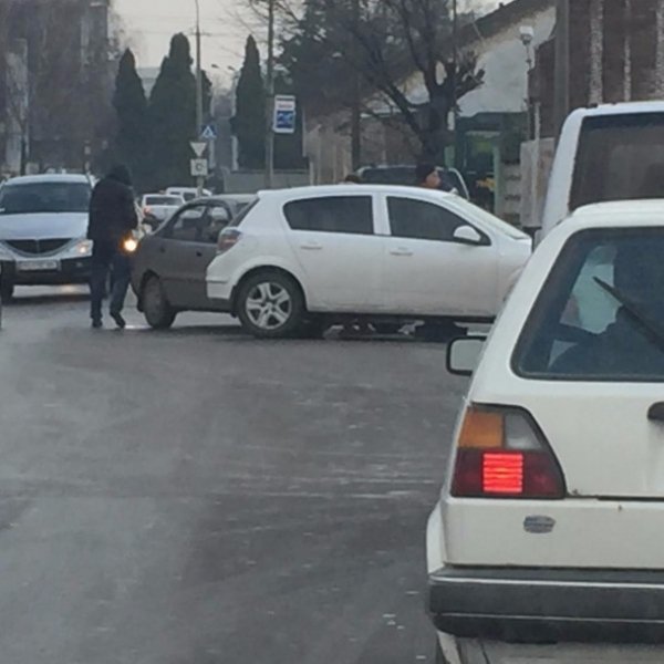 У Луцьку поблизу «Променя» «поцілувалися» дві автівки. ФОТО