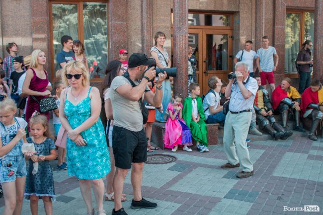 Середньовічні сукні, лицарські обладунки і давні забави: «Князівський бенкет» у Луцьку. ФОТО