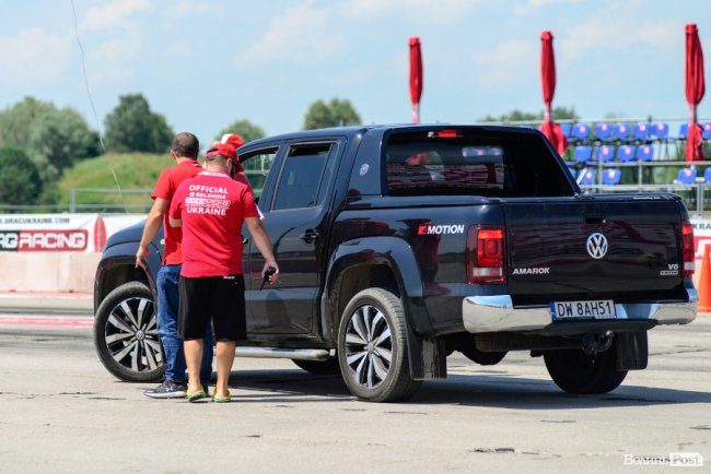 У Луцьку стартували видовищні змагання дрег-рейсерів. ФОТО