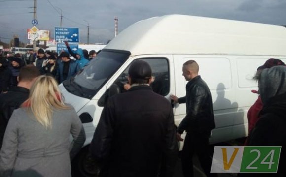 У Луцьку базарники з «Варшавки» ледь не побилися з муніципалами