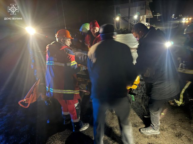 На трасі Ковель-Ягодин зіткнулися дві вантажівки, двох вирізали з кабіни. ФОТО