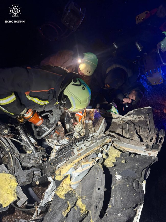 На трасі Ковель-Ягодин зіткнулися дві вантажівки, двох вирізали з кабіни. ФОТО