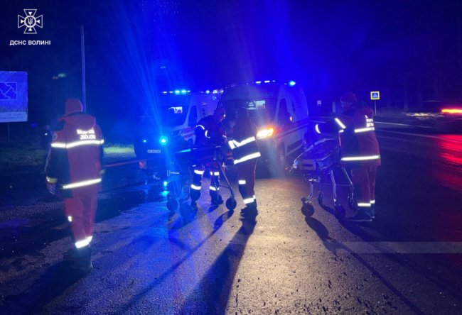 На трасі Ковель-Ягодин зіткнулися дві вантажівки, двох вирізали з кабіни. ФОТО