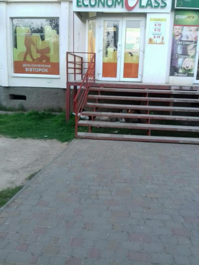 Обморожені ноги, вкрадені милиці: у Луцьку під сходами будинку живе чоловік