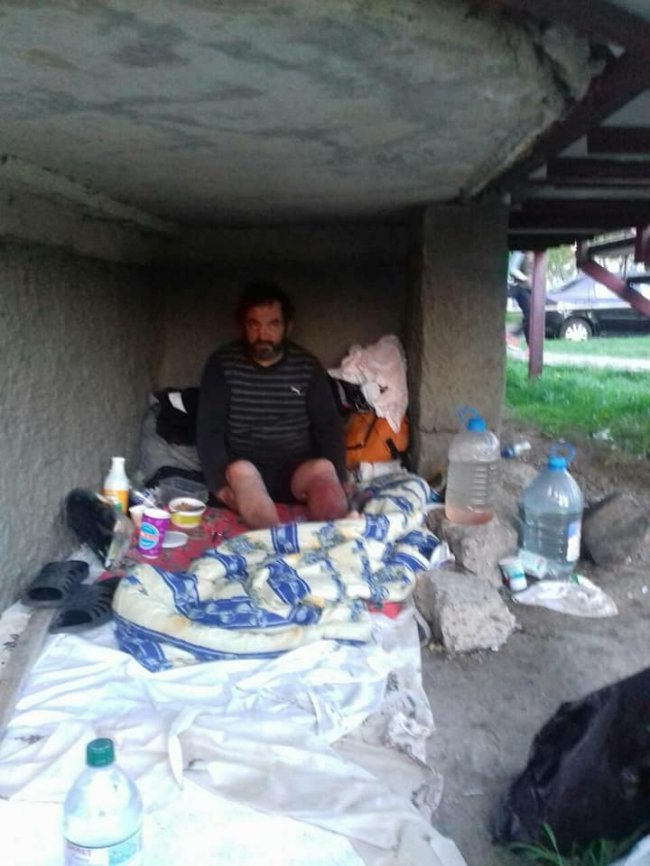 Обморожені ноги, вкрадені милиці: у Луцьку під сходами будинку живе чоловік