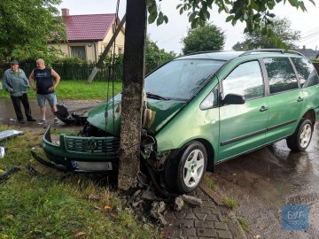 На перехресті у Нововолинську – аварія, одна з автівок врізалась в електроопору. ФОТО