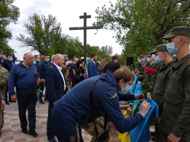 Волинська делегація побувала у Волновасі, щоб вшанувати загиблих на Сході військових
