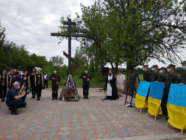 Волинська делегація побувала у Волновасі, щоб вшанувати загиблих на Сході військових