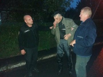 Муніципали виявили чоловіка, який під дощем лежав на тротуарі