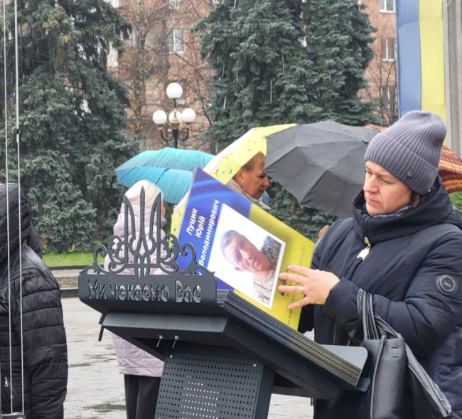 У місті на Волині встановили інсталяцію «Книга надії» з 80 іменами зниклих безвісти та військовополоненими