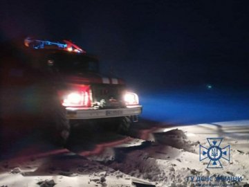 На Волині у сніговому заметі ввечері застрягла молода сім'я з дитиною. ФОТО