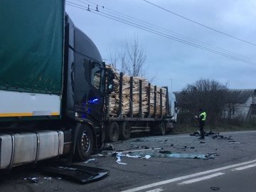Розповіли деталі аварії у Струмівці, у якій зіткнулись дві вантажівки. ВІДЕО