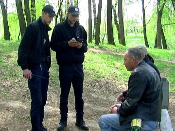 «Алкостоп»: патрульні провели рейд у луцькому парку. ВІДЕО