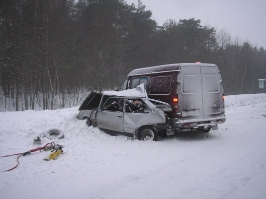 На трасі Київ ‒ Ковель в аварії розплющило легковик. ФОТО