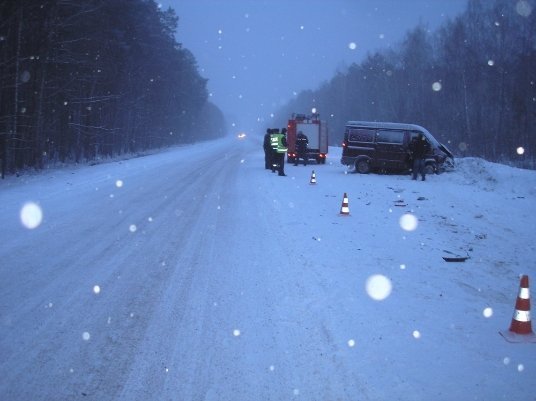 На трасі Київ ‒ Ковель в аварії розплющило легковик. ФОТО