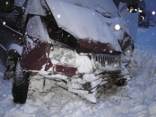 На трасі Київ ‒ Ковель в аварії розплющило легковик. ФОТО