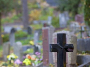 Пенсіонера, який зник у Луцьку, знайшли на кладовищі