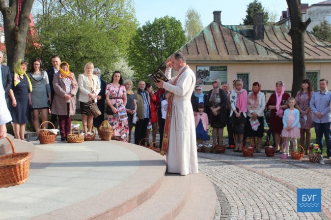 У місті на Волині освятили перші великодні кошики. ФОТО