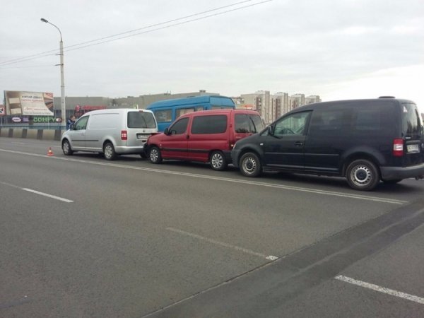 У Луцьку потрійна аварія на мосту. ФОТО