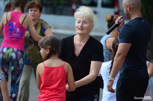 У Луцьку річницю «Ранкової руханки» відзначили тортом