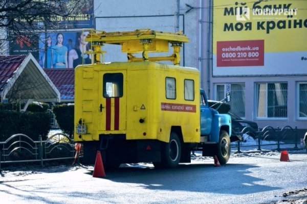 Пояснили, чому у центрі Луцька вирили ями