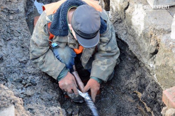 Пояснили, чому у центрі Луцька вирили ями