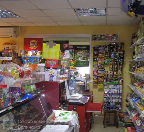 У Ковелі невідомий пограбував магазин, погрожуючи ножем