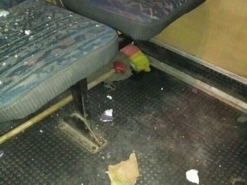 У місті на Волині невідомі кинули каменем у маршрутку і розбили скло. ФОТО