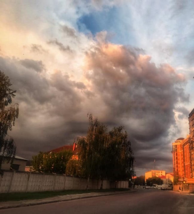 «Вечірні хмариська» – Луцьк перед грозою. ФОТО