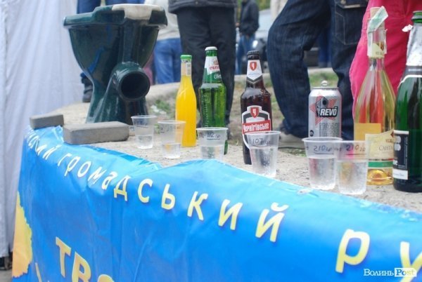 У Луцьку дітей вчили «знищувати» алкоголь. ФОТО