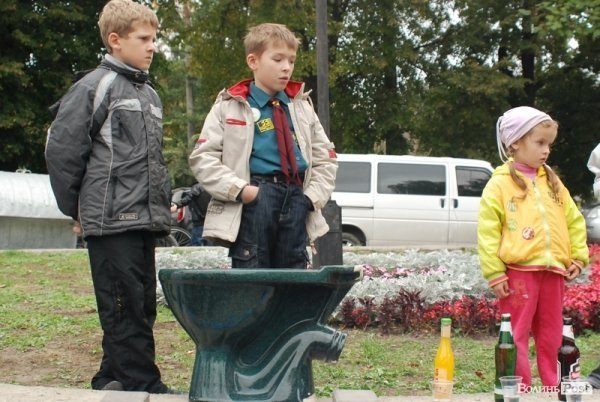 У Луцьку дітей вчили «знищувати» алкоголь. ФОТО