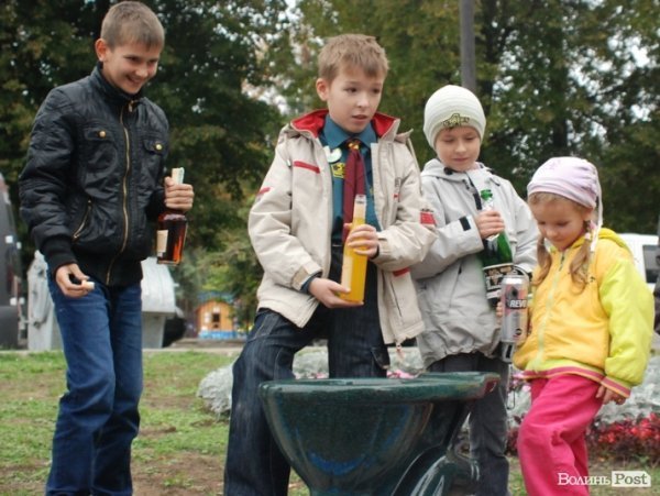 У Луцьку дітей вчили «знищувати» алкоголь. ФОТО