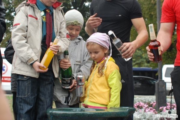У Луцьку дітей вчили «знищувати» алкоголь. ФОТО