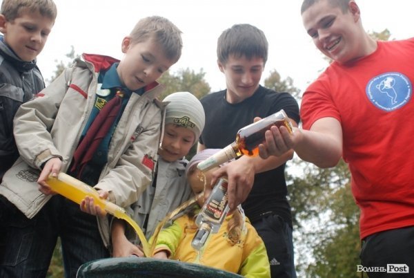 У Луцьку дітей вчили «знищувати» алкоголь. ФОТО
