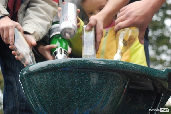 У Луцьку дітей вчили «знищувати» алкоголь. ФОТО